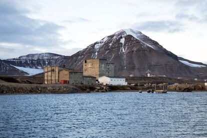 Almacenes y la parte antigua del asentamiento Ny-Alesund, Noruega desde el período de la minería del carbón que se cerró en 1963, se observan 11 de octubre de 2015. Una cadena noruega de islas apenas 1.200 kilometros (750 millas) desde el Polo Norte está tratando de promover las nuevas tecnologías, el turismo y la investigación científica en un cambio de la minería a gran contaminante del carbón que ha sido un pilar de la economía a distancia durante décadas. Noruega suspendió más la minería del carbón en el archipiélago de Svalbard año pasado debido a los altos costos y está buscando empleos alternativos para unos 2.200 habitantes en las islas donde los osos polares deambulan. Parte de la respuesta puede ser la de impulsar la ciencia: en Ny-Alesund, la liquidación no militar permanente más septentrional del mundo, científicos de 11 países, entre ellos Noruega, Alemania, Francia, Gran Bretaña, India y Corea del Sur cuestiones de estudio, como el cambio climático. La presencia de Noruega, miembro de la OTAN, también da a la alianza un punto de apoyo estratégico en el extremo norte, cada vez más importante después de la vecina Rusia anexó la región de Crimea de Ucrania en 2014. REUTERS / Anna FilipovaPICTURE 15 DE 19 - BÚSQUEDA "SVALBARD Filipová" PARA TODOS IMAGESâ € ¨