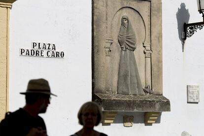 Escultura de una cobijada en una de las paredes de la Plaza Padre Caro, en Vejer de la Frontera.
