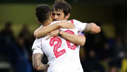 Coke y Vitolo celebran uno de los dos tantos del Sevilla