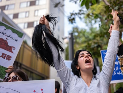 Una protestante de la comunidad iraní con el pelo cortado en la mano se manifiesta frente a la embajada de Irán en Seúl, Corea del Sur, el pasado 28 se septiembre.