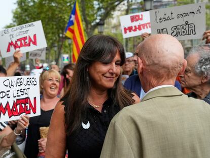 Laura Borràs saludaba a los integrantes de la Plataforma 17A Exigim Responsablilitats el día 17 en Barcelona.