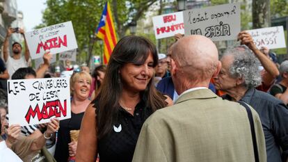 Laura Borràs saludaba a los integrantes de la Plataforma 17A Exigim Responsablilitats el día 17 en Barcelona.