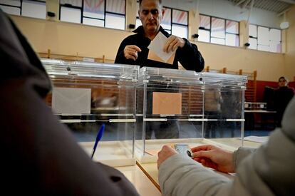 La mayor parte de los colegios electorales ha abierto sus puertas a las 9.00 para que los 37 millones de españoles con derecho a voto puedan elegir de nuevo a sus representantes en el Congreso y en el Senado. En la foto, un ciudadano ejerce su derecho al voto en un colegio de Alcalá de Henares (Madrid).