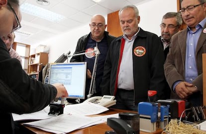 Paco Molina, a la derecha, y Conrado Hernández, en la dirección general de Trabajo.