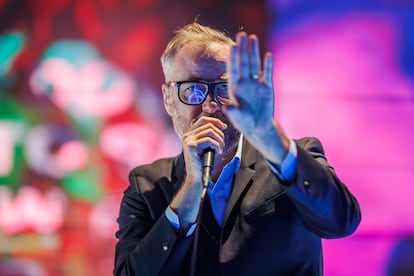 El cantante de la banda estadounidense The National, Matt Berninger, durante el concierto de anoche en el WiZink Center de Madrid.