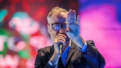 El cantante de la banda estadounidense The National, Matt Berninger, durante el concierto de anoche en el WiZink Center de Madrid.