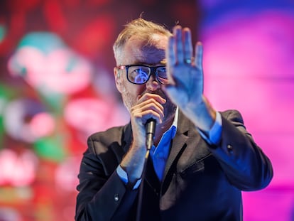 El cantante de la banda estadounidense The National, Matt Berninger, durante el concierto de anoche en el WiZink Center de Madrid.