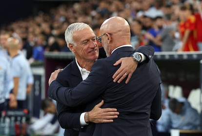 Didier Deschamps, entrenador de Francia, saluda a  Luis de la Fuente, entrenador de España.