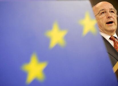 Joaquín Almunia hace balance del euro durante la rueda de prensa ayer en Bruselas.