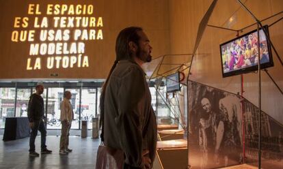La exposición 'Tránsito por la escenografía española contemporánea' en el vestíbulo del Teatro Valle-Inclán.