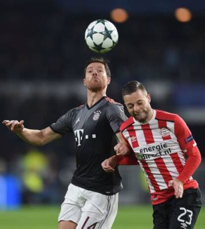 Xabi Alonso disputa la pelota a Ramselaar, centrocampista del PSV Eindhoven.