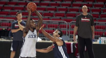 Los jugadores del Philadelphia 76ers Khalif Wyatt (izquierda) y Darius Morris, durante el entrenamiento de cara al partido contra el Bilbao Basket.