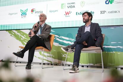 Alejandro Santos (director de contenidos PRISA Media) habla con Jaime Pumarejo (alcalde de Barranquilla), durante el conversatorio 'Ciudades y regiones sostenibles'.