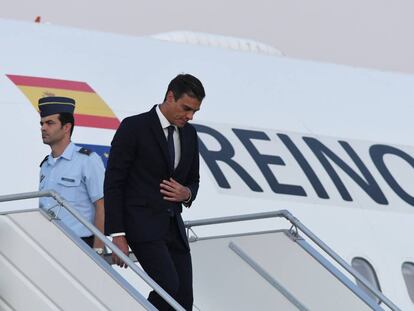 Sánchez baja del avión oficial tras aterrizar en Bolivia.