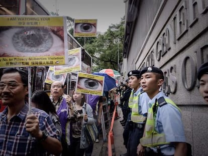 Marcha a favor de Edward Snowden ante el consulado de EEUU en Hong Kong.