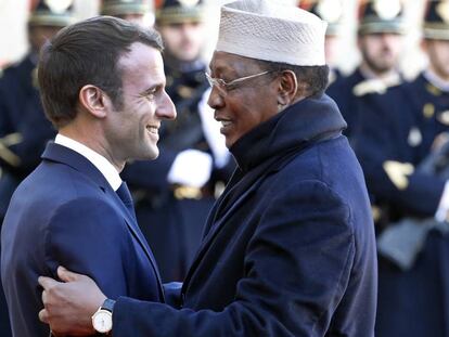 El presidente francés, Enmanuel Macron, saluda a su homólogo chadiano Idriss Deby, el pasado 12 de noviembre en el Elíseo. 