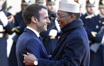 El presidente francés, Enmanuel Macron, saluda a su homólogo chadiano Idriss Deby, el pasado 12 de noviembre en el Elíseo. 