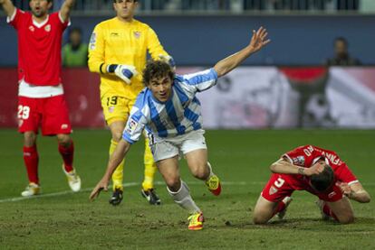 Seba festeja el tanto ante la rabia de Fernando Navarro.