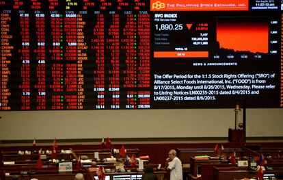 A Malàisia, el parquet borsari de Kuala Lumpur ha baixat 27,48 punts, l'1,75%, i l'índex KLCI ha quedat en 1.547,19 punts. A la imatge, panells electrònics al districte financer de Manila (Filipines).