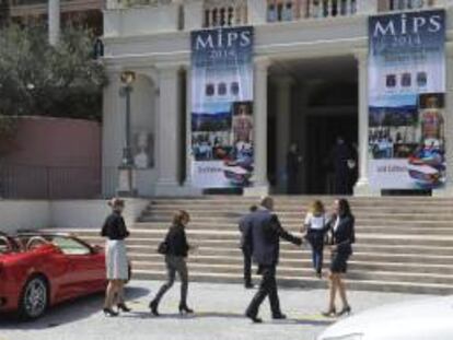 Visitantes junto a la entrada del "Marbella International Property Show (MIPS)", la feria inmobiliaria y de inversiones de la Costa del Sol que se celebra hasta el viernes en el Hotel Villa Padierna de Benahavís (Málaga), con el objetivo de dar salida a las viviendas deshabitadas de la zona y dinamizar el mercado inmobiliario. ALF