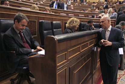 El portavoz de CiU, Josep Antoni Duran (a la derecha), habla con el presidente Zapatero.