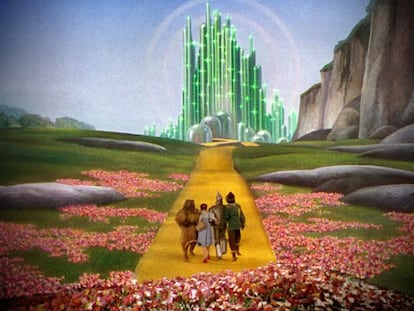 Un fotograma de 'El mago de Oz', con la Ciudad de Esmeralda y Dorothy y sus amigos en el camino de baldosas amarillas.