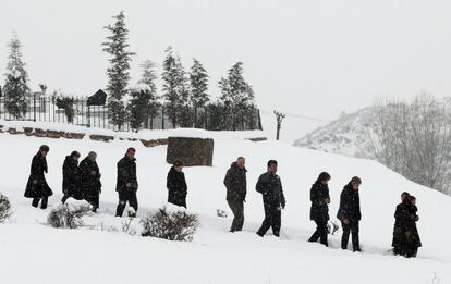 Un grupo de albanos caminan por el cementerio de Pogradec.