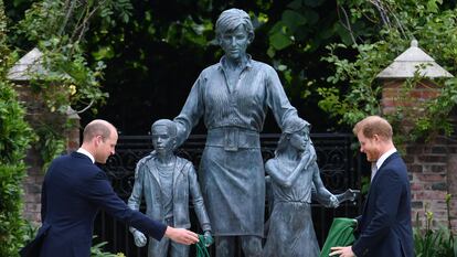 William e Harry inauguram uma estátua da mãe deles, a princesa Diana, no palácio do Kensington, em Londres, no dia em que ela completaria 60 anos.