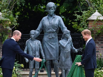William e Harry inauguram uma estátua da mãe deles, a princesa Diana, no palácio do Kensington, em Londres, no dia em que ela completaria 60 anos.