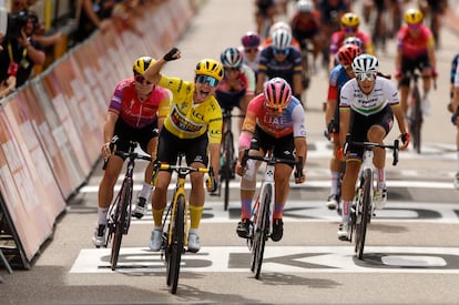 Marianne Vos celebra la victoria por delante de Marta Bastianelli y Elisa Balsamo.