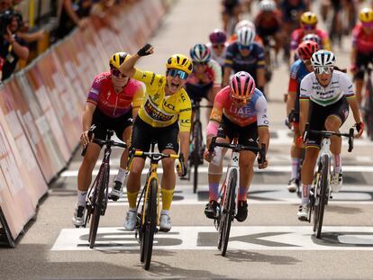 Marianne Vos celebra la victoria por delante de Marta Bastianelli y Elisa Balsamo.