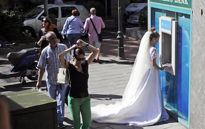 J&oacute;venes vestidas de novia en la calle Pr&iacute;ncipe de Vergara de Madrid.
 