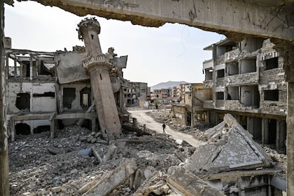 Un hombre camina por un barrio totalmente en ruinas en Jobar, en Damasco, el pasado 26 de marzo.