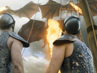 Escena de la sexta temporada en la que los dragones ya adultos atacan una flota enemiga.