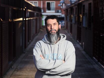 Pedro Cuenca, trabajador con discapacidad, cerca de su casa en Madrid.