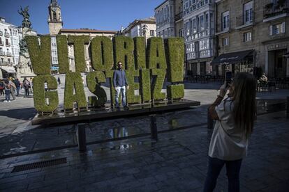 Unos turistas se fotograf'ian en la plaza de la Virgen Blanca, en Vitoria.