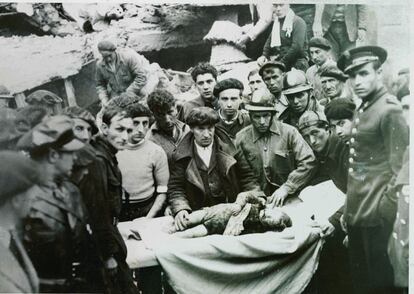 La fotografía de la agencia francesa Rol está fechada el 23 de abril de 1937. "Sigue la guerra civil... El domingo pasado, aviones del ejército de Franco bombardearon la ciudad de Bilbao".