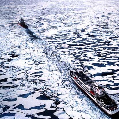 El calentamiento global provoca que se funda el hielo del Ártico y da paso a espectaculares posibilidades económicas, como la apertura de nuevas rutas marinas en el norte del planeta.