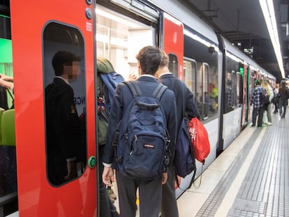 Un tren de Ferrocarrils de la Generalitat de Catalunya (FGC) en plaza de Catalunya.