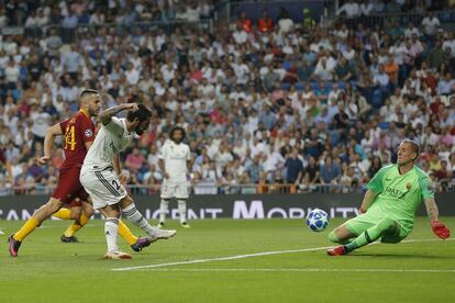 El portero de la Roma Robin Olsen para un disparo de Isco, del Real Madrid, en una acción del encuentro.