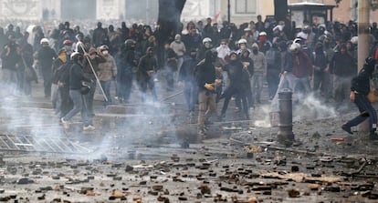 Cientos de jóvenes se enfrentan a la policía en Roma
