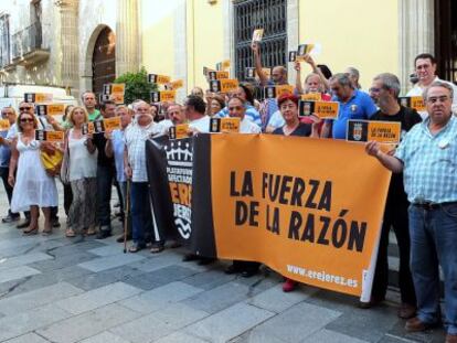 Protesta ante el Ayuntamiento de Jerez de los empleados afectados por el ERE.