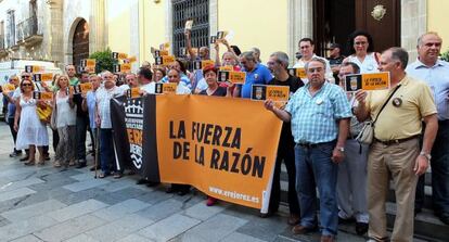 Protesta ante el Ayuntamiento de Jerez de los empleados afectados por el ERE.