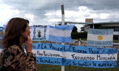 Una mujer mira los mensajes de apoyo a los 44 desaparecidos en el submarino ARA San Juan, el 20 de noviembre de 2017 en la Base Naval de Mar de Plata.