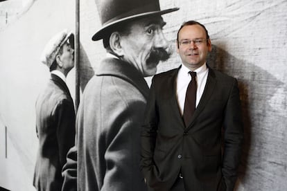 El comisario de la muestra, Clement Cheroux, posa delante de una de las fotografías de Cartier-Bresson.