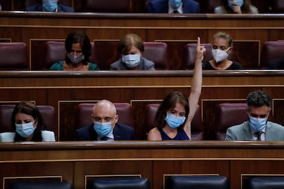 La diputada socialista, Ana Belén Fernández  muestra la señal de voto, durante la sesión de control al Ejecutivo que este miércoles se celebra en el Congreso.