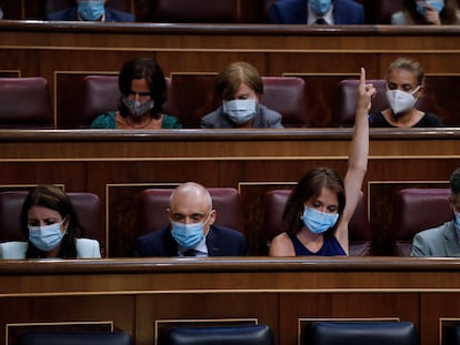 La diputada socialista, Ana Belén Fernández  muestra la señal de voto, durante la sesión de control al Ejecutivo que este miércoles se celebra en el Congreso.