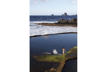 Piscina intermareal de La Maceta, en la costa de El Golfo, en El Hierro (Islas Canarias).