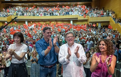 De derecha a izquierda, Diana Morant, ministra de Ciencia, Pedro Sánchez, presidente del Gobierno, y Ximo Puig, cuando era presidente de la Generalitat, el 15 de julio, durante un mitin en Valencia.