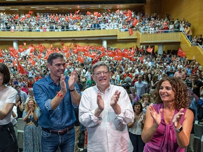 De derecha a izquierda, Diana Morant, ministra de Ciencia, Pedro Sánchez, presidente del Gobierno, y Ximo Puig, cuando era presidente de la Generalitat, el 15 de julio, durante un mitin en Valencia.